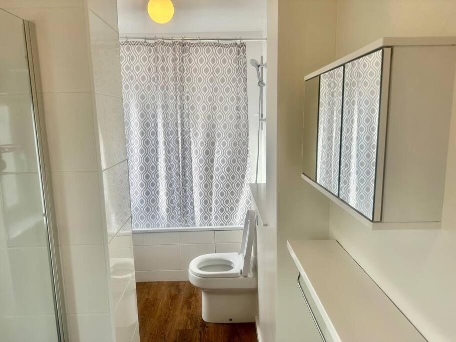 5 Bedroom House In Da7 Erith Екстериор снимка